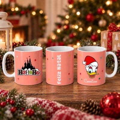 Três canecas cor-de-rosa com decoração de Natal