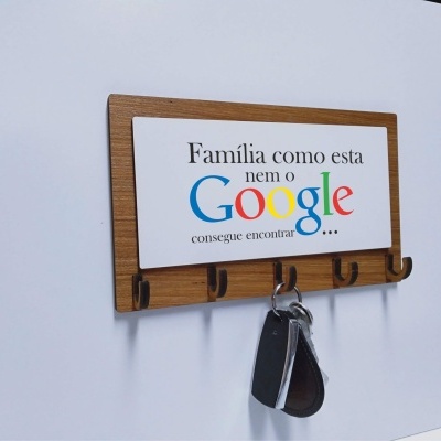 Cabideiro de madeira com placa com texto e chaves penduradas