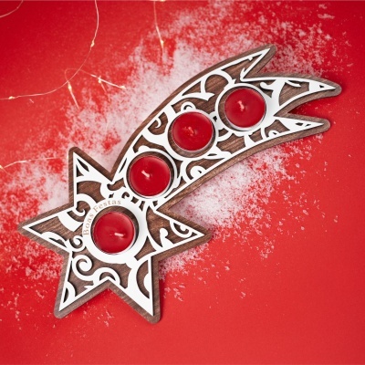 Suporte de velas em forma de estrela com velas vermelhas e fundo vermelho com neve artificial