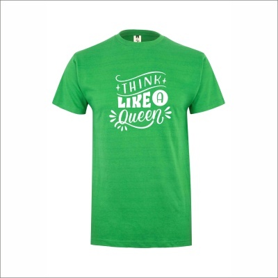 T-shirt verde com texto branco THINK LIKE A Queen