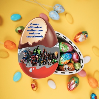Ovo de chocolate com super-heróis e texto para afilhado em fundo amarelo com ovos de chocolate