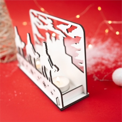 Suporte branco com silhuetas para vela em fundo vermelho com luzes
