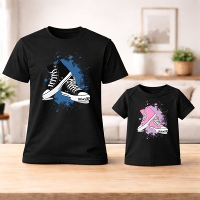 T-shirts negras com estampados de ténis, uma para adulto e outra para criança.