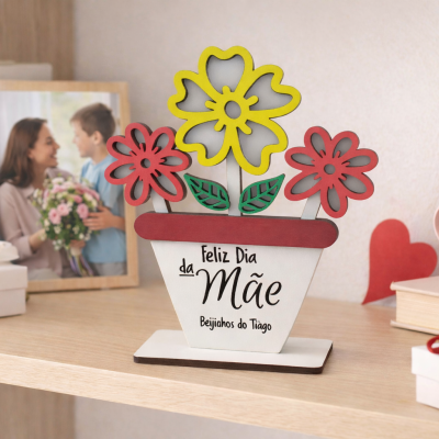 Decoração de madeira com flores coloridas e mensagem de feliz dia da mãe numa prateleira