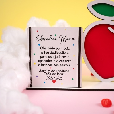 Placa de madeira personalizada com texto em português e decoração colorida em fundo amarelo e rosa