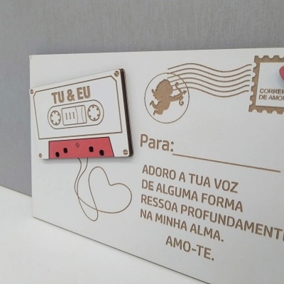 Postal branco com ilustrações de cassete, coração e texto em castanho e vermelho