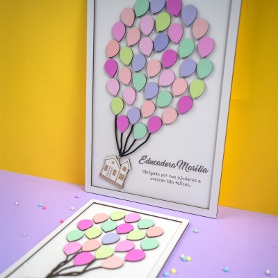 Quadro decorativo com balões coloridos e texto de agradecimento para educadora.