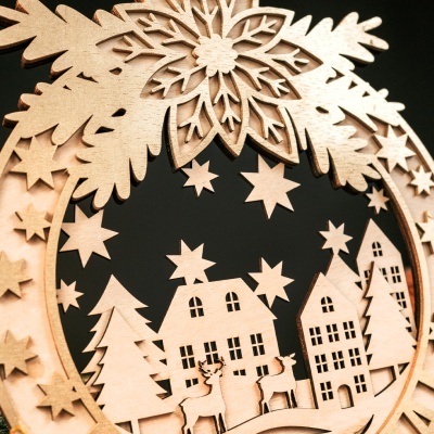 Decoração natalícia em madeira com casas, estrelas e renas