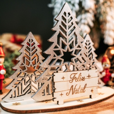 Decoração natalícia em madeira com árvores e placa FELIZ NATAL