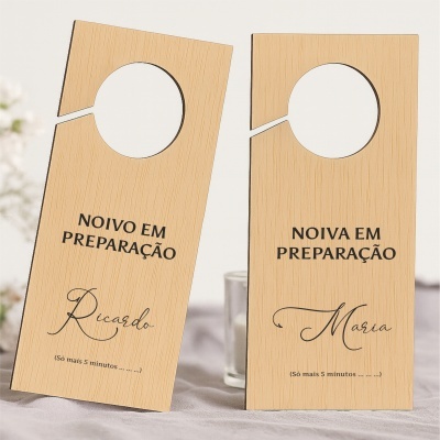 Dous penduradores de porta em madeira clara com texto em português