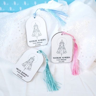 Etiquetas personalizadas para batizado com franjas coloridas sobre tecido branco bordado