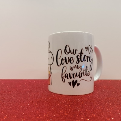 Caneca branca com texto Our love story é a minha favorita