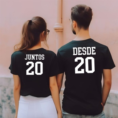 Par de camisetas pretas com texto branco JUNTOS 20 e DESDE 20 nas costas