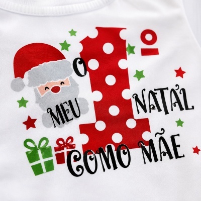 Estampa natalícia em tecido branco com Pai Natal, número 1 vermelho e texto em preto.