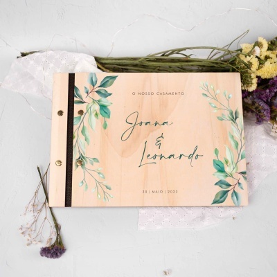 Livro de casamento em madeira com folhas verdes e nomes Joana & Leonardo