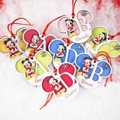 Etiquetas decorativas de Natal com personagens do Mickey e nomes escritos