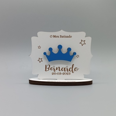 Placa decorativa de batizado com coroa azul e texto em castanho