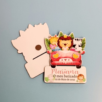 Convite magnético de batizado com ilustração de animais num carro cor-de-rosa e texto personalizável.
