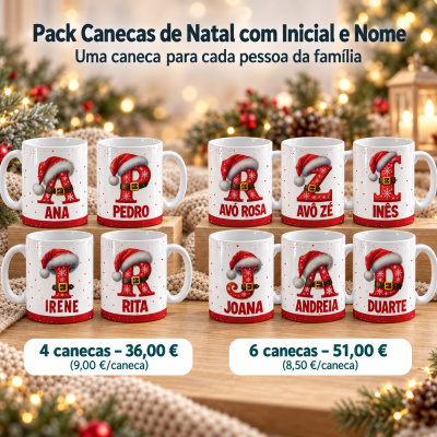 Canecas natalícias personalizadas com nomes e iniciais em vermelho, decoradas com gorros de Pai Natal, dispostas numa mesa com decoração natalícia ao fundo.