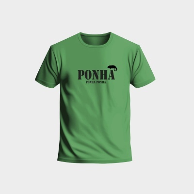 T-shirt verde com estampa preta PONHÁ e camaleão.