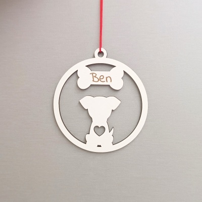 Enfeite pendente branco em forma circular com um cão e nome Ben