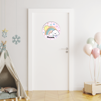 Porta branca com autocolante de arco-íris e nuvem, tenda infantil cinza e balões coloridos