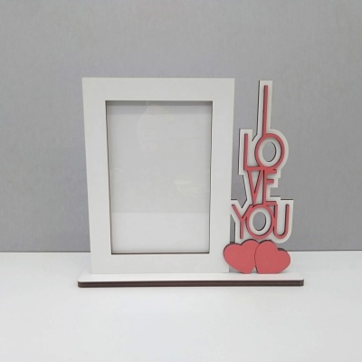 Moldura de fotos branca com decoração LOVE YOU e corações