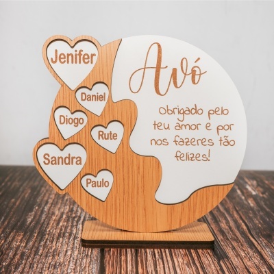 Placa decorativa oval em madeira com corações e texto para Avó.