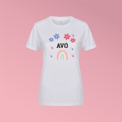 T-shirt branca com estampado colorido e texto AVÓ
