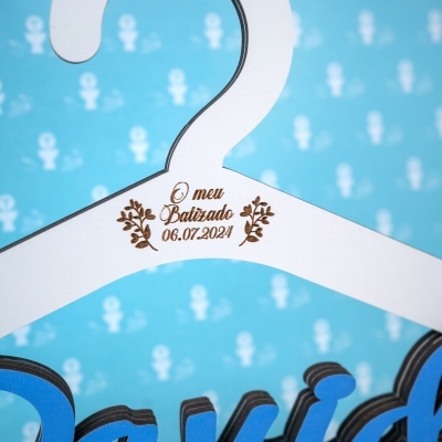 Cabide personalizado para batizado com texto gravado em madeira branca e azul