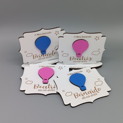 Placas decorativas de madeira para batizado com balões e texto personalizado