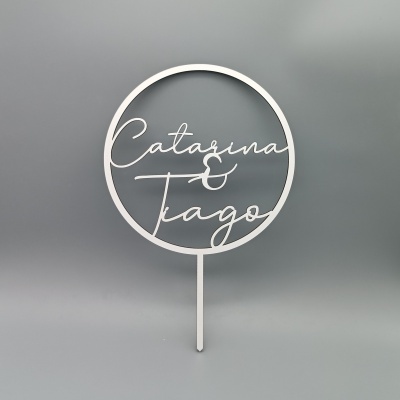 Topo de bolo com inscrição Catarina & Tiago em acrílico branco.