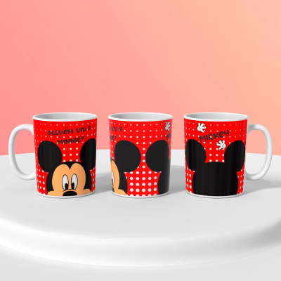 Três canecas vermelhas com bolinhas brancas e figura de Mickey Mouse num fundo cor de pêssego