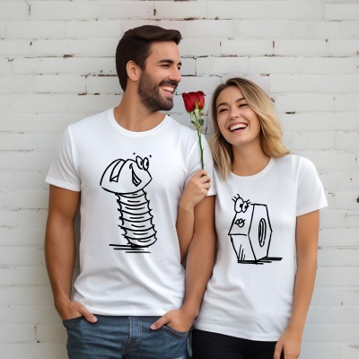 Casal sorridente com t-shirts brancas desenhadas com parafuso e porca em fundo de parede branca