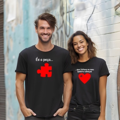 Casal usando t-shirts pretas com designs de puzzle e texto em português