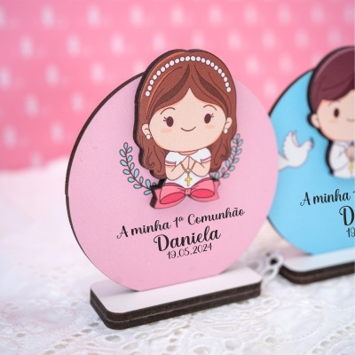 Decoração de madeira para comunhão com ilustração de menina e texto personalizado em fundo rosa
