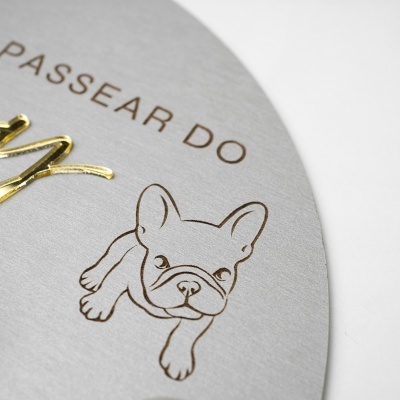 Etiqueta cinza claro com texto PASSEAR DO e desenho de cão pastor com elemento dourado