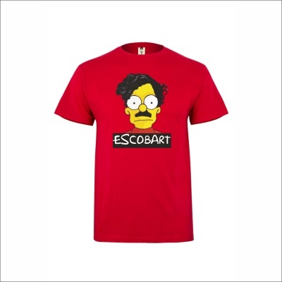 T-shirt vermelha com personagem amarelo e texto ESCOBART na frente