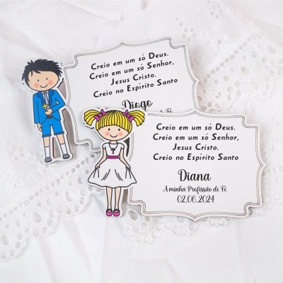 cartões com figuras infantis e texto religioso em fundo branco rendado
