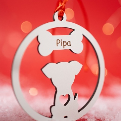 Pingente branco com cão e nomes Pipa Joy suspenso por fita vermelha.