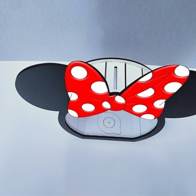 Relógio parede cabeça Minnie Mouse com laço vermelho e bolinhas.