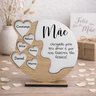 Placa decorativa redonda em madeira com corações e nomes para o Dia da Mãe