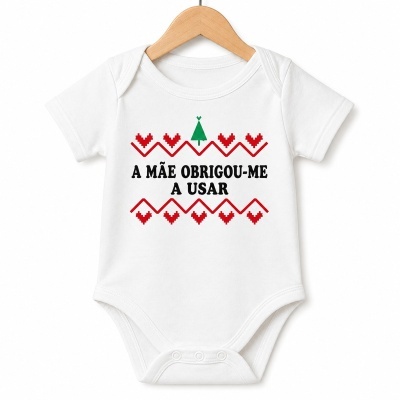 Body branco para bebé com estampa natalícia e texto em português.