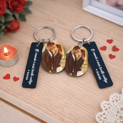 Par de porta-chaves com etiquetas personalizadas e fotos de casal sobre mesa de madeira