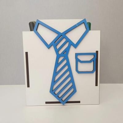 Organizador branco formato camisa com gravata azul e canetas no fundo