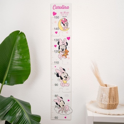 Régua de crescimento infantil com temas da Minnie Mouse e o nome Carolina