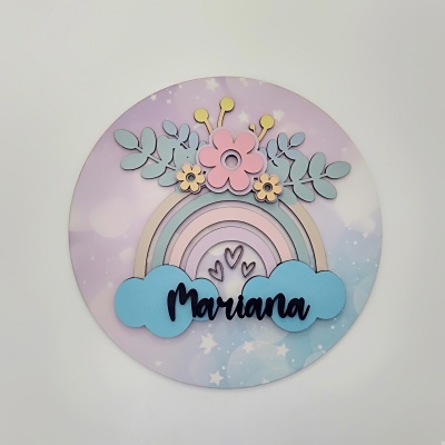 Placa decorativa redonda com arco-íris, flores e nome Mariana
