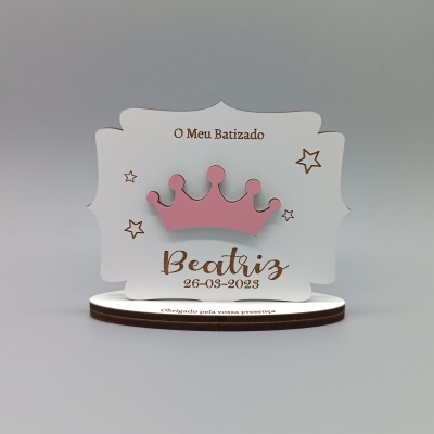 Convite em papel branco para batizado com coroa cor-de-rosa e texto em dourado e castanho