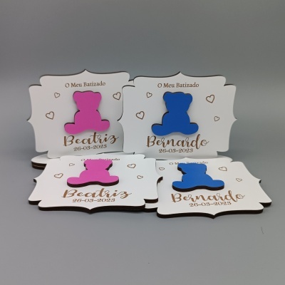 Placas brancas de batizado com ursinhos rosa e azul e nomes Beatriz e Bernardo.