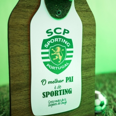 Placa de madeira com chapa branca em forma de garrafa com logotipo SCP Sporting Portugal e texto em verde